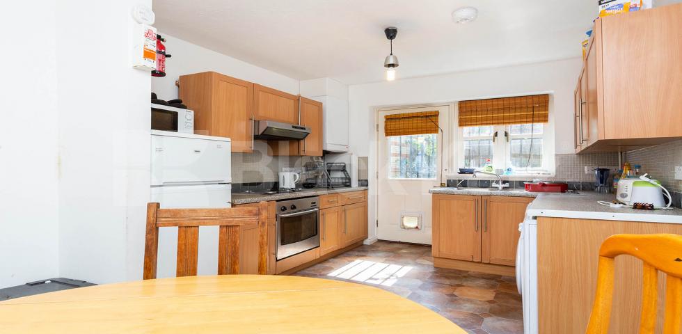 			4 DOUBLE AND TWO BATHROOMS!, 4 Bedroom, 2 bath, 1 reception House			 Stock Orchard Crescent, CALEDONIAN ROAD 